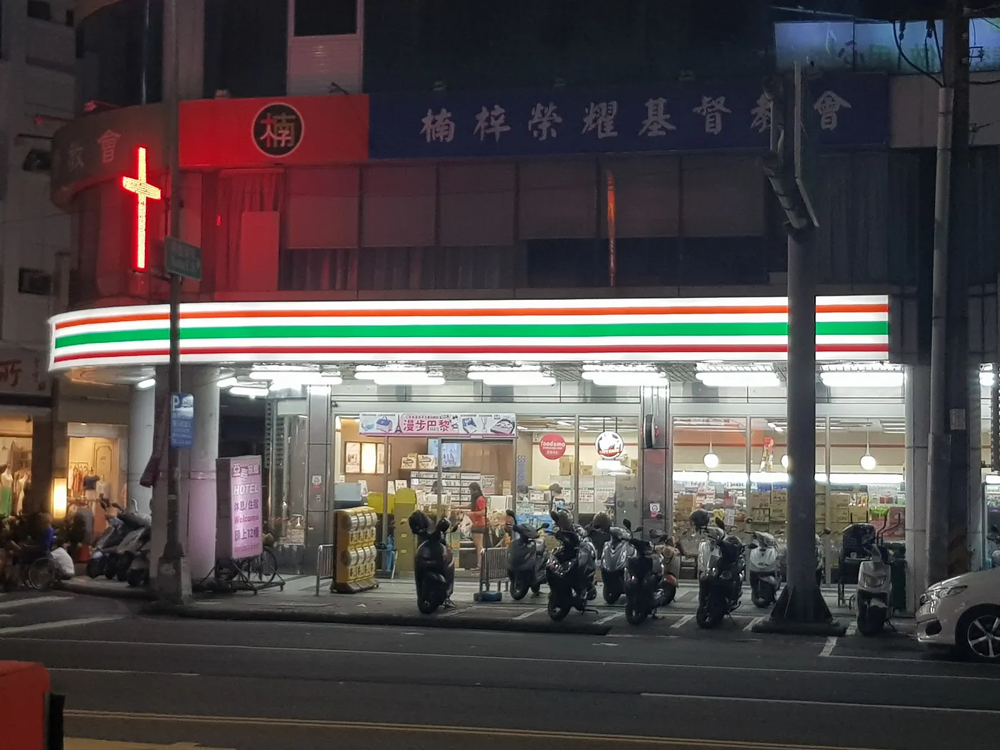 Picture of the outside of a 711 in Taiwan at night