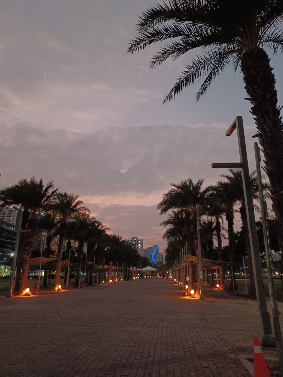 A picture of the sky in the evening.